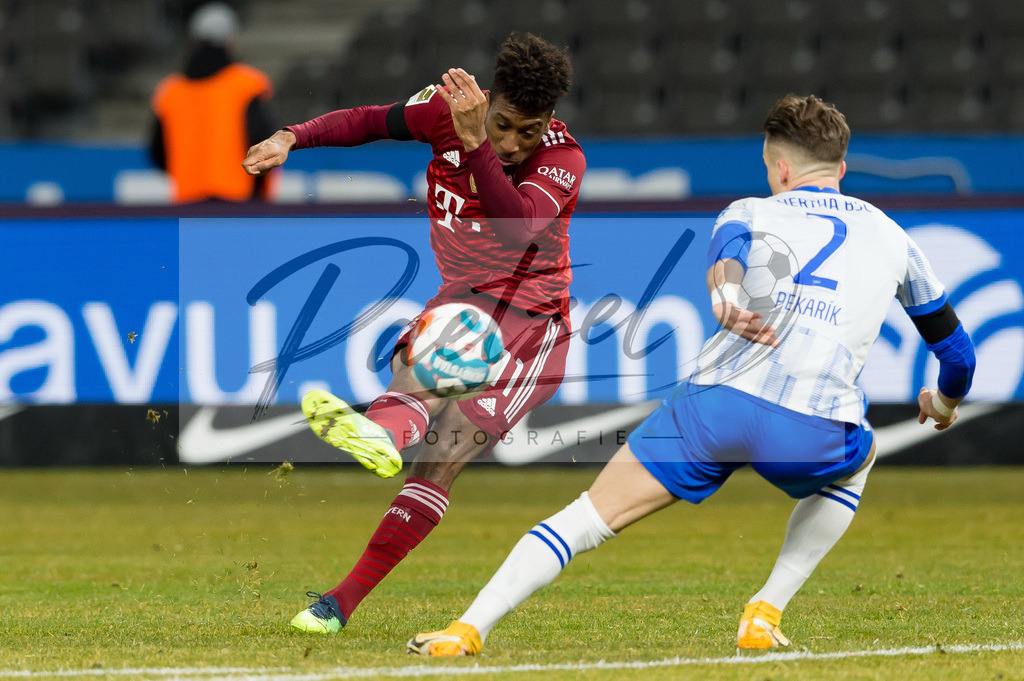 BSCFCB20220123_260 | Fussball, Herren: Kingsley Coman (FC Bayern Muenchen) und Peter Pekarik (Hertha BSC) im Zweikampf bei dem Spiel der 1. Bundesliga zwischen Hertha BSC und FC Bayern Muenchen im Olypiastadion am 23.01.2022 in Berlin, Deutschland.DFB / DFL REGULATIONS PROHIBIT ANY USE OF PHOTOGRAPHS AS IMAGE SEQUENCES AND/OR QUASI-VIDEO. - Realisiert mit Pictrs.com