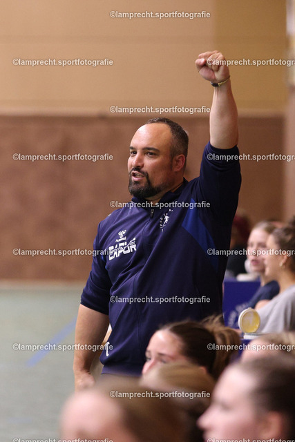 Handball I Juniorinnen I Saison 2026-2027 I Oberliga Schleswig-Holstein I 3. Spieltag I HSG Kalkberg 06 - TSV Bargteheide 124 | Benjamin Busch (Trainer, HSG Kalkberg 06) - Realisiert mit Pictrs.com