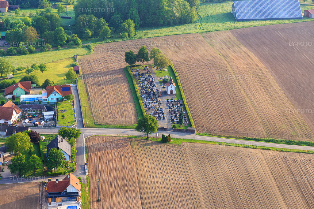 Vue aérienne: Cimetière avec chapelle à Salmbach dans le département Bas Rhin, France – .Photo: IMG_113983.jpg prise le 23/05/2019 par Werner Riehm/FLY-FOTO.eu – Résolution de l'original: 5472 x 3648 px
