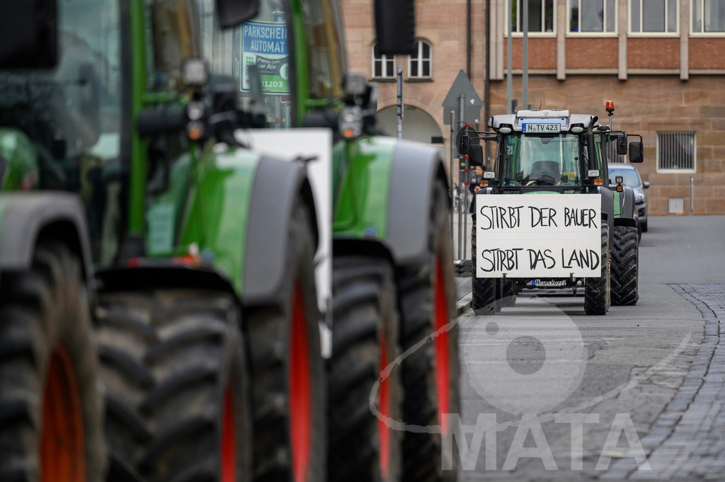 _DWA4324 | Bauerndemo gegen Agrarpolitik der Bundesregierung  auf dem Straße Obstmarkt und Hauptmarkt . Nürnberg, 08.01.2024 - Realisiert mit Pictrs.com