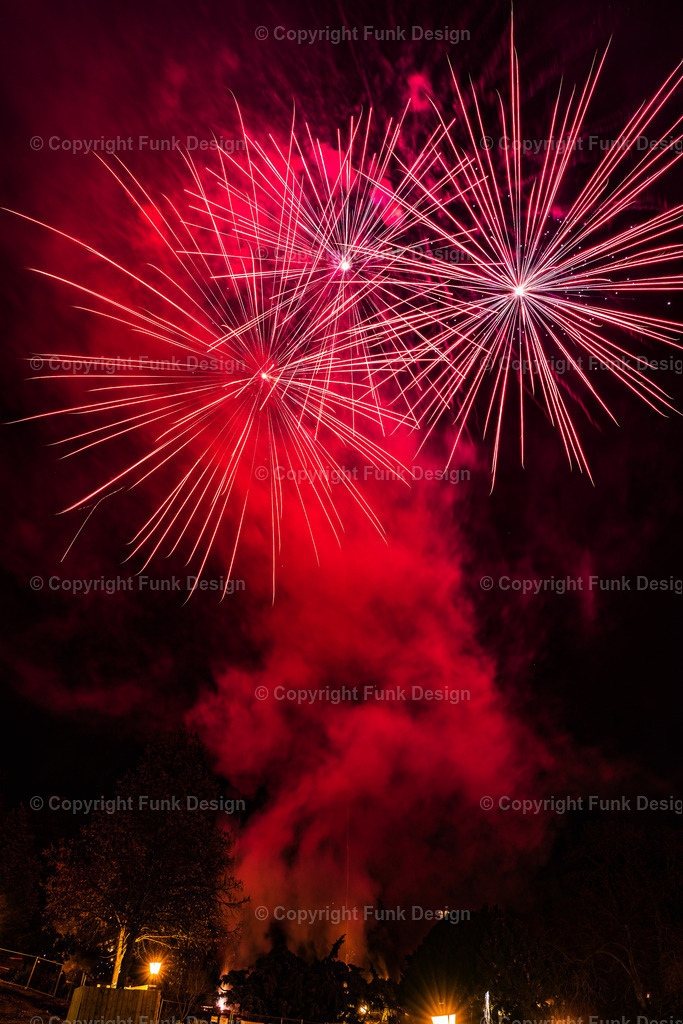 Silvester-Feuerwerk neben dem Casino Baden, Österreich | Entdecken Sie faszinierende Landschaftsbilder aus aller Welt. Von majestätischen Bergen bis zu wunderschönen Seen´n, meine Galerie bietet einzigartige Wandbilder, die jeden Raum bereichern. 