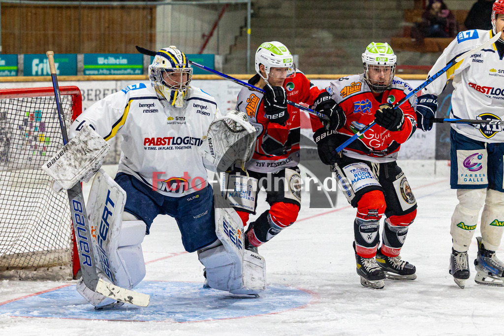 TSV Peißenberg Miners vs ERV Schweinfurt | Eishockey Bayernliga 2023/2024, TSV Peißenberg Miners vs ERV Schweinfurt, 20240114,
Kampf vor dem Tor von Leon PÖHLMANN (Mighty Dogs Goalie 40),
2024-01-14 in Peißenberg (Eisstadion)
40 Leon PÖHLMANN (Mighty Dogs Goalie 40), 10 Jakob HEIGL (Miners 10), 95 Moritz BIRKNER (Miners 95)
Copyright: WolfgangxLindner foto-lindner.de