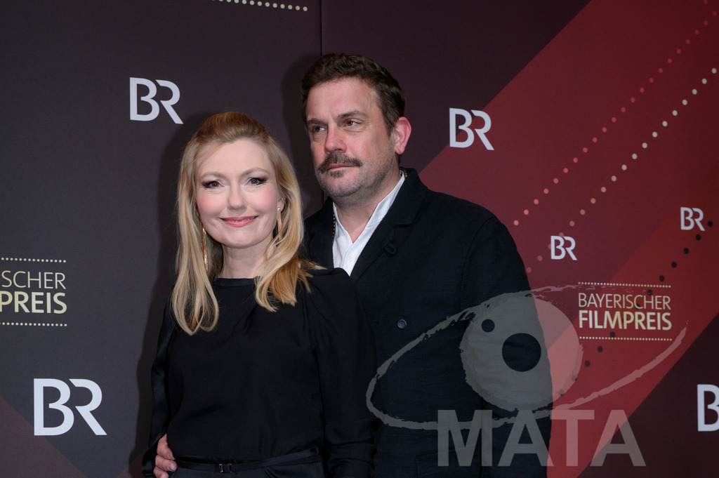 _DWI5261 | Johanna Christine Gehlen und Sebastian Bezzel bei der Verleihung des 47. Bayerischen Filmpreises 2026  im Prinzregententheater. München, Deutschland. Der Bayerische Filmpreis wird seit 1979 von der Bayerischen Staatsregierung verliehen, um die Bedeutung des Kinofilms als Kulturgut herauszustellen - Realisiert mit Pictrs.com