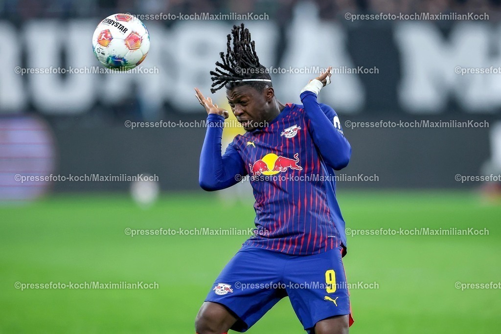 BMG28112501075 | 28.11.2025, Fußball, Borussia Mönchengladbach - RB Leipzig, 1. Fußball Bundesliga, 12.Spieltag, Borussia-Park, Saison 2025 2026: Johan Bakayoko (RB Leipzig #09) Kopfball DFB regulations prohibit any use of photographs as image sequences and or quasi-video.