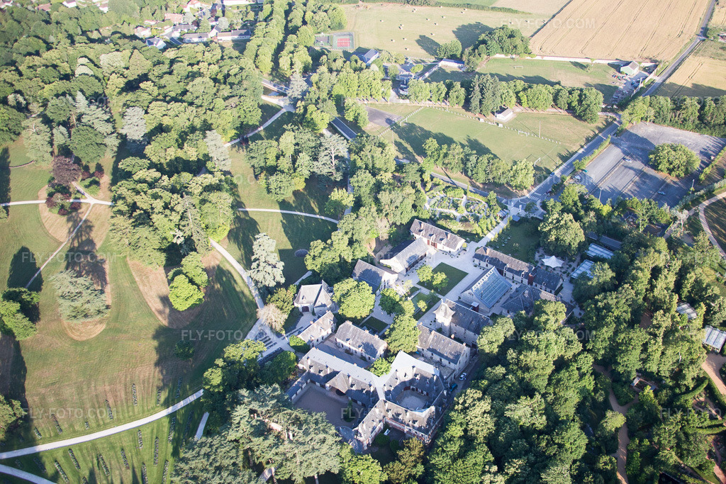 Aerial view: View of the town in Chaumont-sur-Loire in the state Loir et Cher, France. – Photo: IMG_081241.jpg taken on 06/19/2015 by Werner Riehm/FLY-FOTO.com – Resolution of the original: 4722 x 3148 px