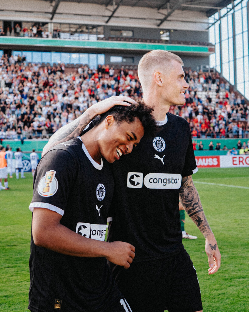 FCS00641 | Der offizielle Shop für FC St. Pauli Fotos. Wähle aus Spielszenen & Fanmomenten dein FCSP Wunschformat. Wir liefern Millerntor-Atmosphäre.
