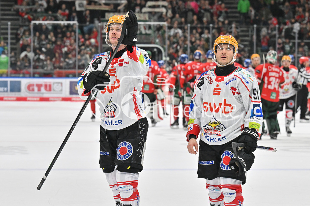 Augsburger Panther - Fischtown Bremerhaven | AUGSBURG, GERMANY - 25. JANUARY: die Spieler der Gäste bedanken bei den mitgereisten Fans nach dem 2-1 Auswärtssieg in Augsburg nach dem Match zwischen den Augsburger Panthern und den Fischtown Pinguins am 43. Spieltag der Penny DEL im Curt Frenzel Stadion  - Ziga JEGLIC (Fischtown Pinguins 13) und Andy MIELE (Fischtown Pinguins 51)