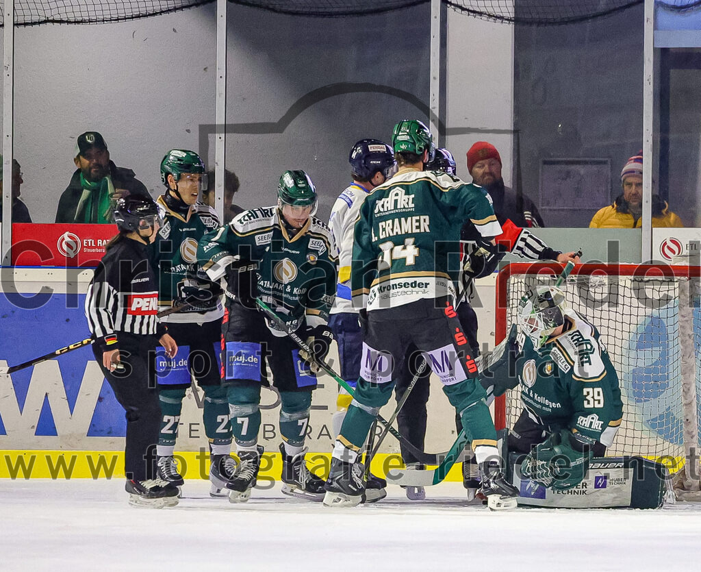 2026-01-09_050_TSV_Erding_gegen_Stuttgart_Rebels | Erding, Deutschland, 09.01.2026:Eishockey, Oberliga Süd 2025 / 2026, 35. Spieltag, TSV Erding gegen Stuttgart Rebels, Endergebnis: Mark Waldhausen (Erding Gladiators, #27), Louis Trattner (Erding Gladiators, #7), Bastian Cramer (Erding Gladiators, #34), Torwart Leon Meder (Erding Gladiators, #39)Foto: Christian Riedel / fotografie-riedel.net