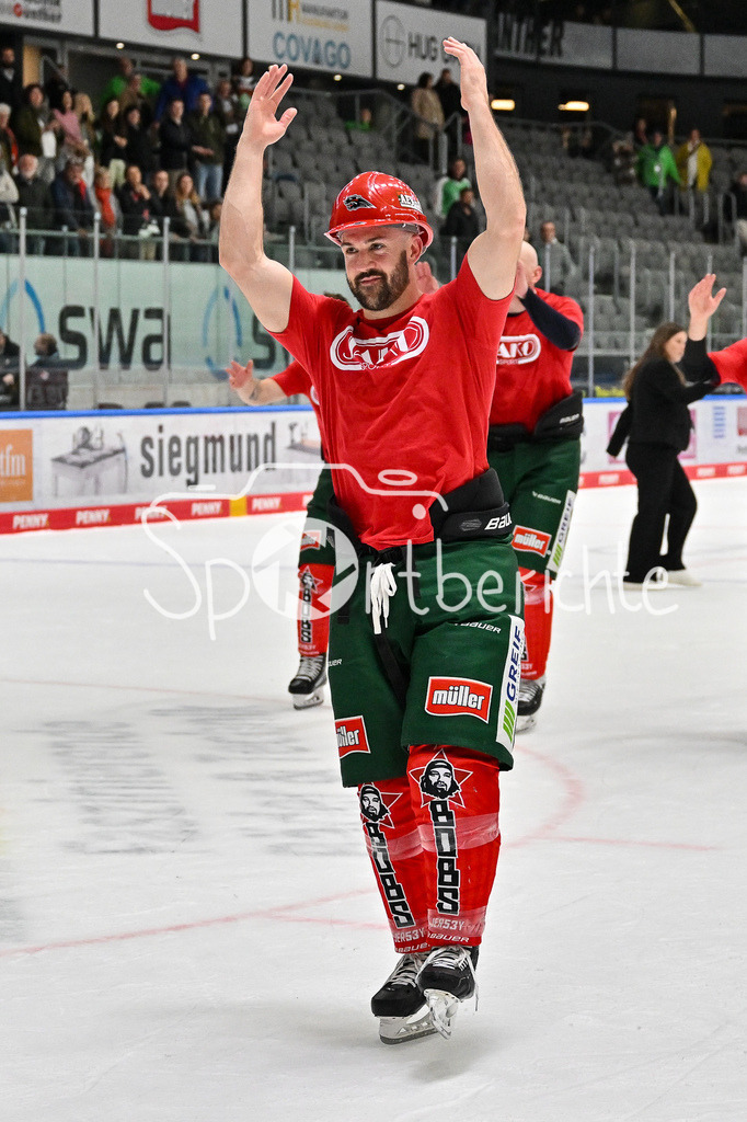 Augsburger Panther - Kölner Haie | die Augsburger Panther feiern zusammen mit den Fans den Heimsieg gegen die Kolner Haie  / Jason BAST (Augsburger Panther #45) Bauhelm / DEL: Augsburger Panther - Kölner Haie, Curt Frenzel Stadion am 29.09.2024