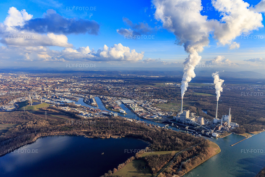 Luftbild: Große Abgas/Dampffahne der EnBW Energie Baden-Württemberg AG, Rheinhafen-Dampfkraftwerk Karlsruhe an den Karlsruher Rheinhäfen im Winter aus Norden im Ortsteil Daxlanden in Karlsruhe im Bundesland Baden-Württemberg in Deutschland. Foto: IMG_104813.jpg vom 16.02.2018 durch Werner Riehm/FLY-FOTO.deWWW.ENBW.COM
