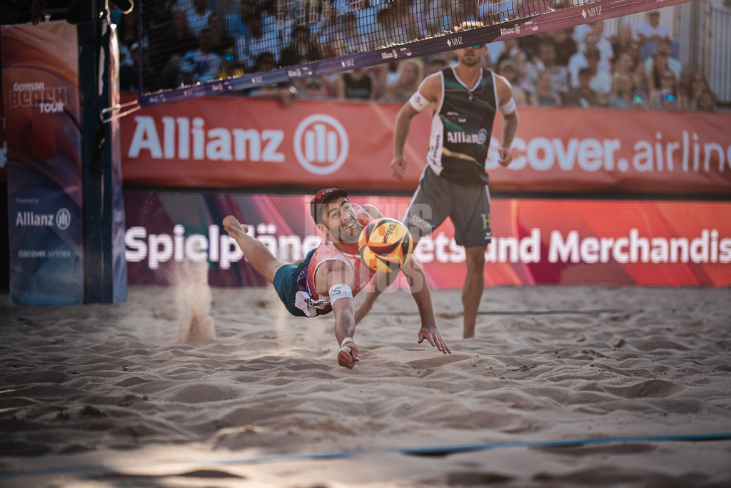 Beachvolleyball | Männer | Allianz German Beach Tour 2025 | Tourstop Berlin | 16.08.2025 | Manuel Harms springt zum Ball