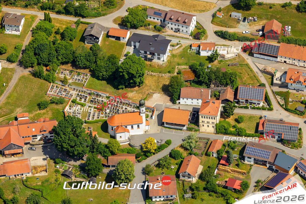 Das Luftbild zeigt : Sattelbogen Kirche Traitsching - Die Luftaufnahme wurde 2023 vom UL-Flugzeug aus erstellt ( keine Drohne ) - Hochauflösende Luftaufnahme - Für grossformatige Ausdrucke geeignet. Die Geschenkidee !Mit Lizenz und Bildrechte bestellbar