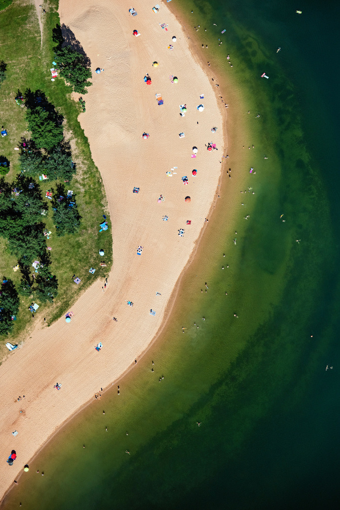 dr__0067532.jpg | PLEINFELD 17.06.2021 Uferbereiche am Sandstrand des Freibades Badestrand Allmannsdorf am Brombachsee in Pleinfeld im Bundesland Bayern, Deutschland. // Sandy beach areas on the Badestrand Allmannsdorf on Brombachsee in Pleinfeld in the state Bavaria, Germany. Foto: Daniel Reiter