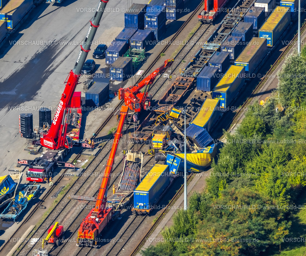 Herne220801185Rangierunfall | Luftbild, Güterzugunglück, Güterzug fährt beim Rangieren auf einen zweiten Güterzug auf, HERNE.  Im Container-Terminal Herne ist in der Nacht zu Freitag ein Güterzug auf stehende Güterwaggons aufgefahren. Lokführer rettete sich mit Sprung.In der Nacht zu Freitag hat sich im Container-Terminal Herne im Westhafen ein Zugunglück ereignet. Ein mehrere hundert Meter langer Zug mit Containern ist auf stehende Güterwagen aufgefahren. Glück im Unglück: Der Zugführer konnte vor der Karambolage von seiner Lok abspringen und wurde nicht verletzt.