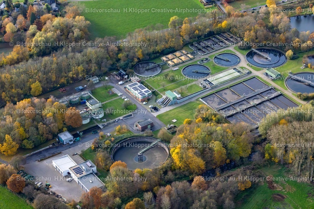 Luftbild Grefrath-5783 | Luftbildfotografie Klärwerks- Becken und Reinigungsstufen zur Abwasserbehandlung der " Niersverband, Kläranlage Grefrath " an der Straße Zur Kläranlage in Grefrath im Bundesland Nordrhein-Westfalen, Deutschland - Realisiert mit Pictrs.com