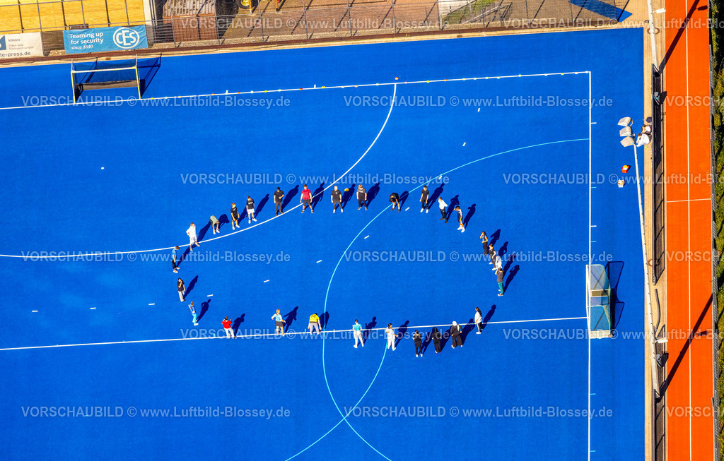Velbert240812685 | Luftbild, Sportplatz Hockey Club "Rot-Weiss 1922" e. V. Velbert, jugendliche Sportler auf einem blauen Sportplatz, Schulsport mit Leibesübungen, Velbert, Ruhrgebiet, Nordrhein-Westfalen, Deutschland