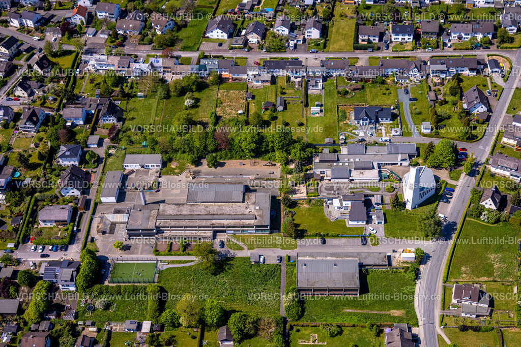 Meschede240505897 | Luftbild, Marienschule Grundschule, evang. Johanneskindergarten und Kirche, Wohngebiet Von-Westphalen-Straße, Meschede, Sauerland, Nordrhein-Westfalen, Deutschland