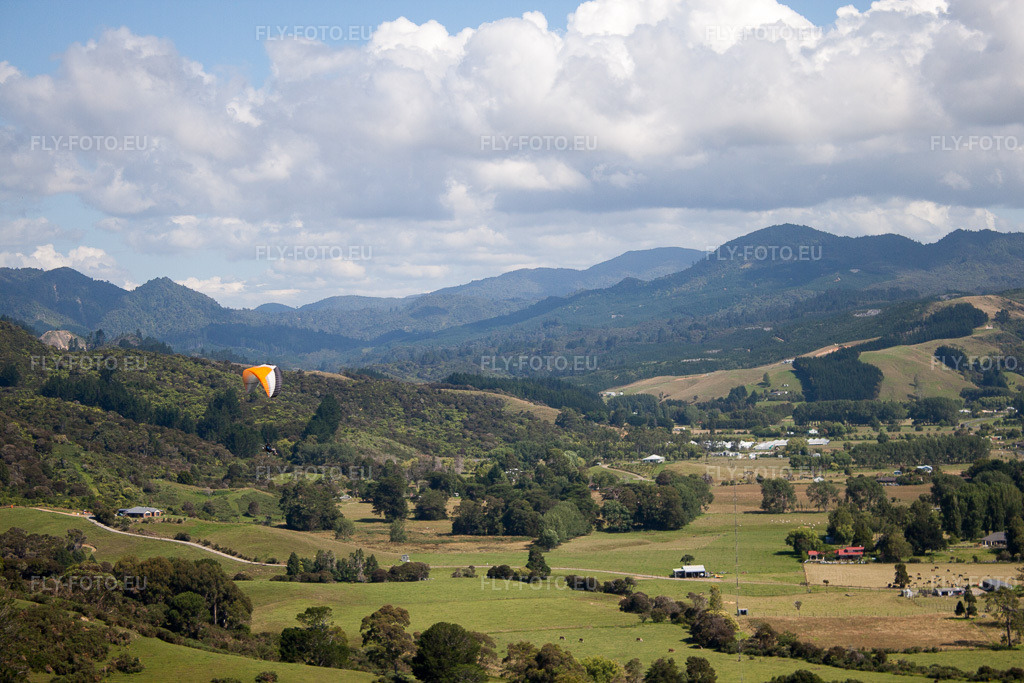Vue aérienne: Vue de la ville à Coromandel dans le département Waïkato, Nouvelle-Zélande. Photo: IMG_55797.jpg prise le 12/01/2013 par Werner Riehm/FLY-FOTO.euRésolution de l'original: 4752 x 3168 px