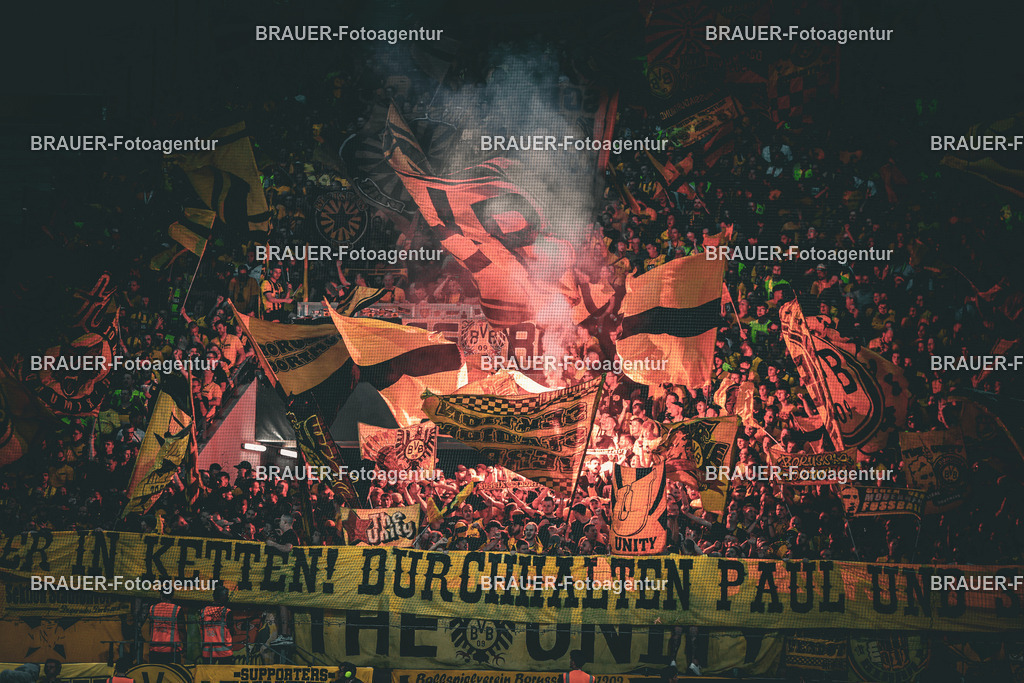 Rot-Weiss Essen - Borussia Dortmund | Essen, Deutschland, 18.08.2025Fans von Borussia Dortmund zünden Pyrotechnik im Fanblockwährend des DFB Pokal Spiels zwischen Rot-Weiss Essen- Borussia Dortmund im Stadion an der Hafenstraße am 18.08.2025 in Essen. (Foto von Timo Bluhmki-Schmidt/Brauer Fotoagentur