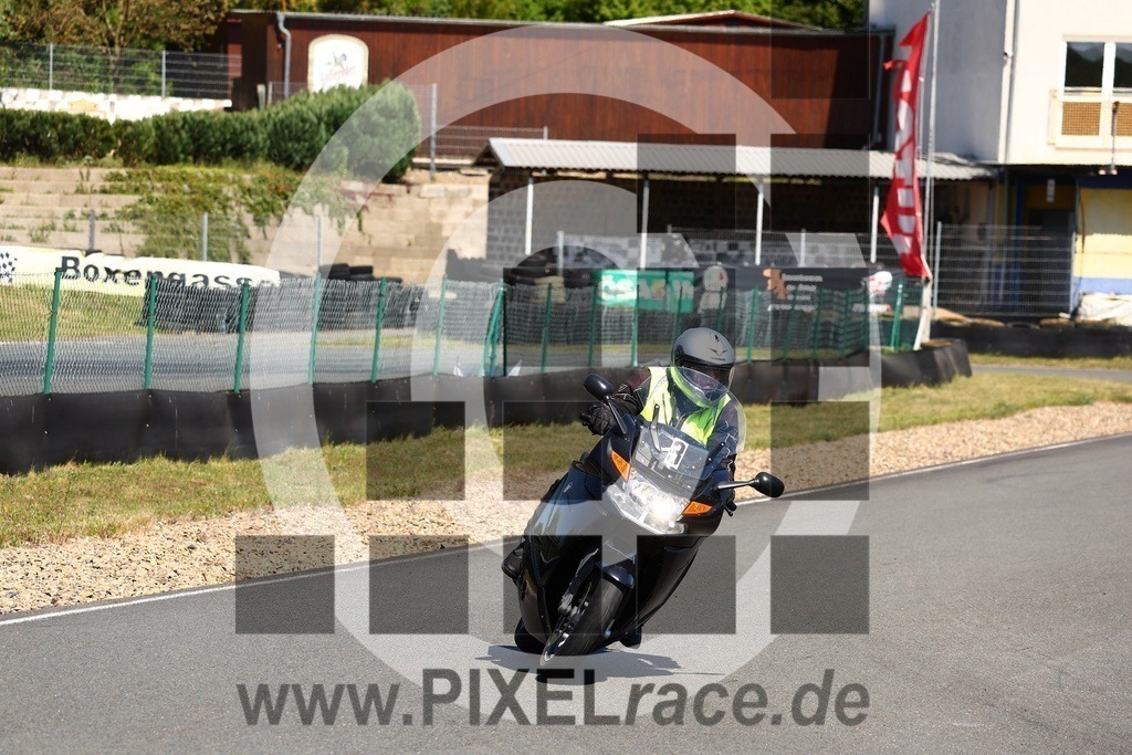 0033-20250512_00643 | Schöne Erinnerungen an spannende Momente - das festzuhalten ist unser Job. PIXELrace.de ist seit 2003 auf den Rennstrecken Europas unterwegs um die Action draußen beim Fahren und die wunderbare Stimmung imm Fahrerlager für euch einzufangen.