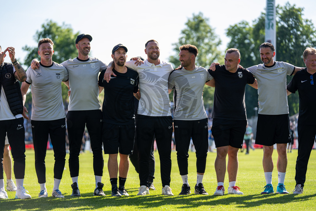 Stuttgarter Kickers vs. SG Sonnenhof Großaspach, Fussball, WFV-Pokal, Finale, 23.05.2026 | Team jubelt nach Abpfiff mit Fans, Zuschauern und Verantwortlichen,Stuttgarter Kickers vs. SG Sonnenhof Großaspach, Fussball, WFV-Pokal, Finale, 23.05.2026