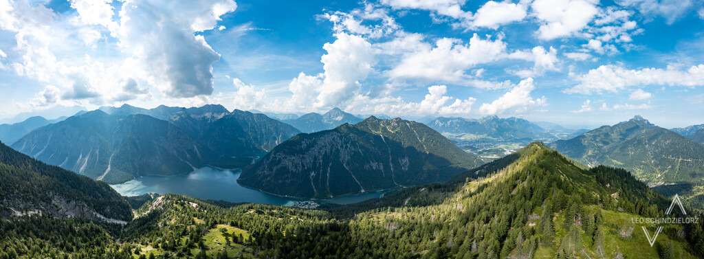 Fotografie_Leo_Schindzielorz_AT_Sommer_Tirol_Plansee_20240812_PANO0001-Pano_org | Atmosphärische Landschaftsbilder & Drohnenaufnahmen aus dem Allgäu, Tirol, Südtirol & der Schweiz – ideal für Leinwanddrucke & zur stilvollen Raumgestaltung. - Realisiert mit Pictrs.com