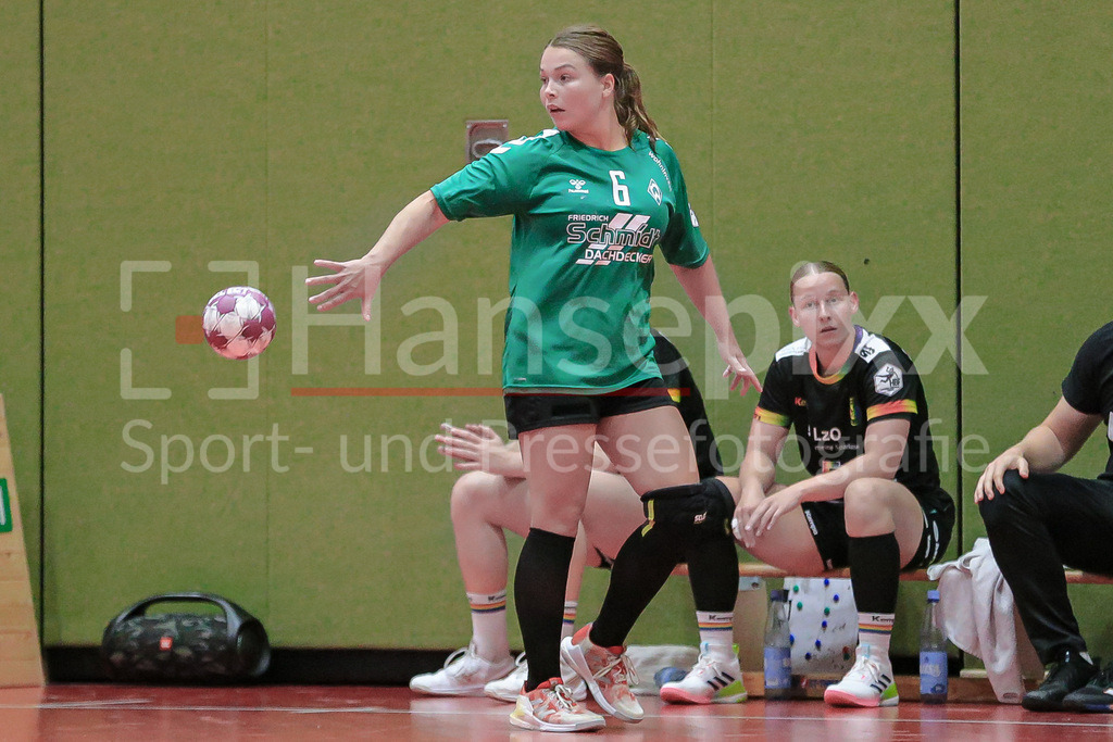Handball, Testspiel Frauen, SV Werder Bremen - VfL Oldenburg | v.li.: Madita Probst (SV Werder Bremen, 6) am Ball, Spielszene, Aktion, Action