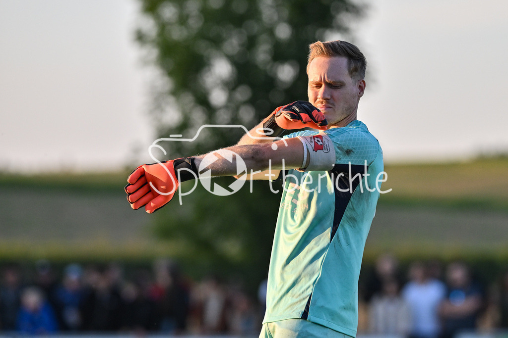 SpVgg Hankofen-Hailing - FC Bayern Amateure | im Bild Sebastian MAIER (SpVGG Hankofen-Hailing #21) geblendet von der Abendsonne / Kapitaensbinde / Freitseller / Einzelfoto / Regionalliga Bayern: SpVgg Hankofen-Hailing - FC Bayern München II, Maierhofer-Bau Stadion am 20.09.2024