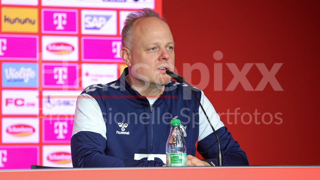 Fussball, Google Pixel Frauen-Bundesliga, 1. FC Köln - SV Werder Bremen | v.li.: Daniel Weber (Trainer, 1. FC Köln) während der Pressekonferenz, DIE DFB-RICHTLINIEN UNTERSAGEN JEGLICHE NUTZUNG VON FOTOS ALS SEQUENZBILDER UND/ODER VIDEOÄHNLICHE FOTOSTRECKEN. DFB REGULATIONS PROHIBIT ANY USE OF PHOTOGRAPHS AS IMAGE SEQUENCES AND/OR QUASI-VIDEO.