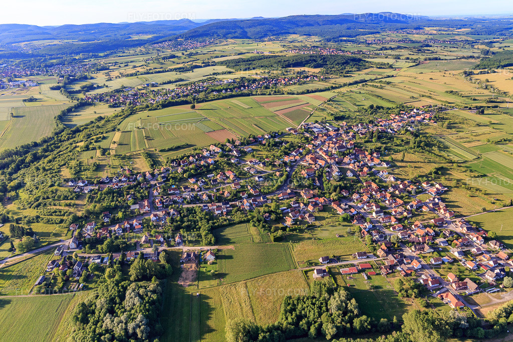 Aerial view: View of the town from the south in Gunstett in the state Bas-Rhin, France.Photo: IMG_100817.jpg taken on 06/08/2017 by Werner Riehm/FLY-FOTO.comResolution of the original: 5472 x 3648 px