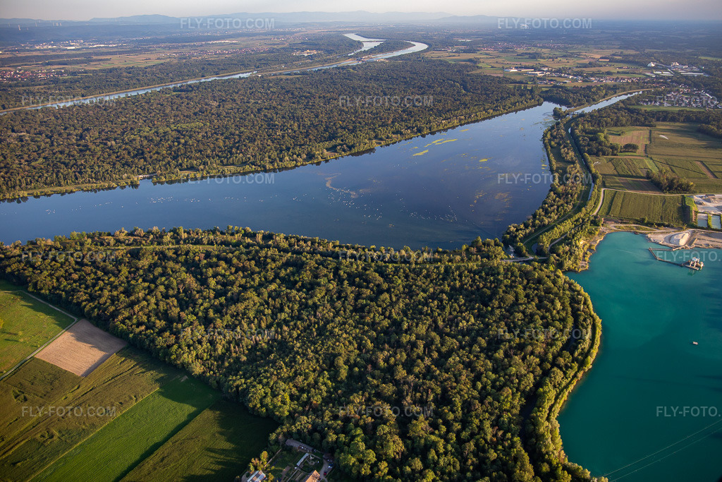 Aerial view: Plan d'Eau de Plobsheim and Canal de Décharge de l'Ill and Gravière de Nordhouse - CMNE in Erstein in the state Bas-Rhin, France. – Photo: IMG_137883.jpg taken on 08/18/2023 by Werner Riehm/FLY-FOTO.com – Resolution of the original: 5130 x 3420 px