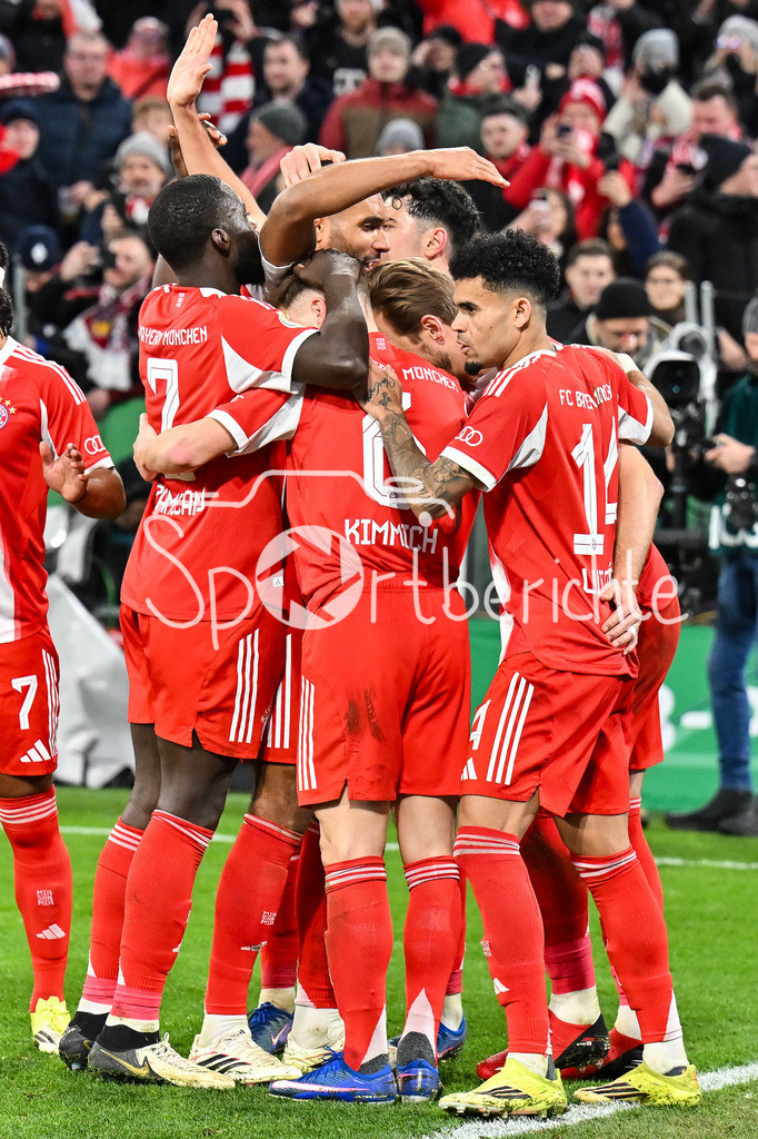FC Bayern München - RB Leipzig | MUNICH, GERMANY - 11. FEBRUARY: Jubel der Bayern nach dem Treffer zum 1-0 durch Harry KANE (FC Bayern Munich 9) / Tor / Torschuetze / Freude / Happy während dem Spiel zwischen dem FC Bayern München und RB Leipzig beim Viertelfinale des DFB-Pokales in der Allianz Arena