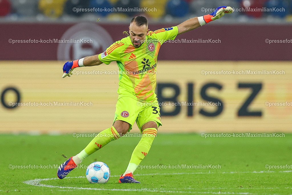 Due0911240109602158 | 09.11.2024, Fußball, Fortuna Düsseldorf - SC Paderborn 07, 2. Bundesliga, Merkur Spiel-Arena, Saison 2024 2025: Torwart Florian Kastenmeier (Fortuna Düsseldorf #33) DFB regulations prohibit any use of photographs as image sequences and or quasi-video.