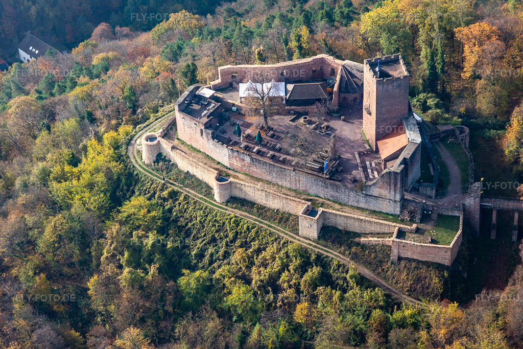 Luftbild: Herbstluftbild der Ruine und Mauerreste der ehemaligen Burganlage Burg Landeck in Klingenmünster im Bundesland Rheinland-Pfalz in Deutschland. Foto: IMG_123755.jpg vom 07.11.2020 durch Werner Riehm/FLY-FOTO.de