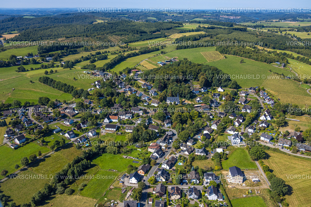 Wenden250812095 | Luftbild, Wohngebiet Ortsansicht Ortsteil Heid und Hügellandschaft, St. Antonius Kapelle, Heid, Wenden, Sauerland, Nordrhein-Westfalen, Deutschland