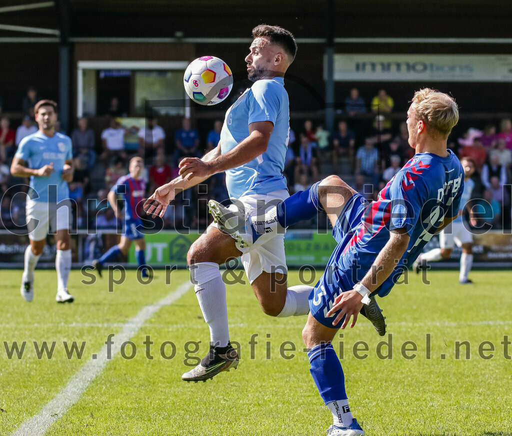 2023-09-16_051_FC_Langengeisling_gegen_TSV_Dorfen | Erding, Deutschland, 16.09.2023:
Fußball, Bezirksliga Oberbayern Ost 2023 / 2024, 9. Spieltag, FC Langengeisling gegen TSV Dorfen, Endergebnis: 3:1

Maximilian Hintermaier (FC Langengeisling, #13), Alexander Heilmeier (TSV Dorfen, #23)

Foto: Christian Riedel / fotografie-riedel.net
