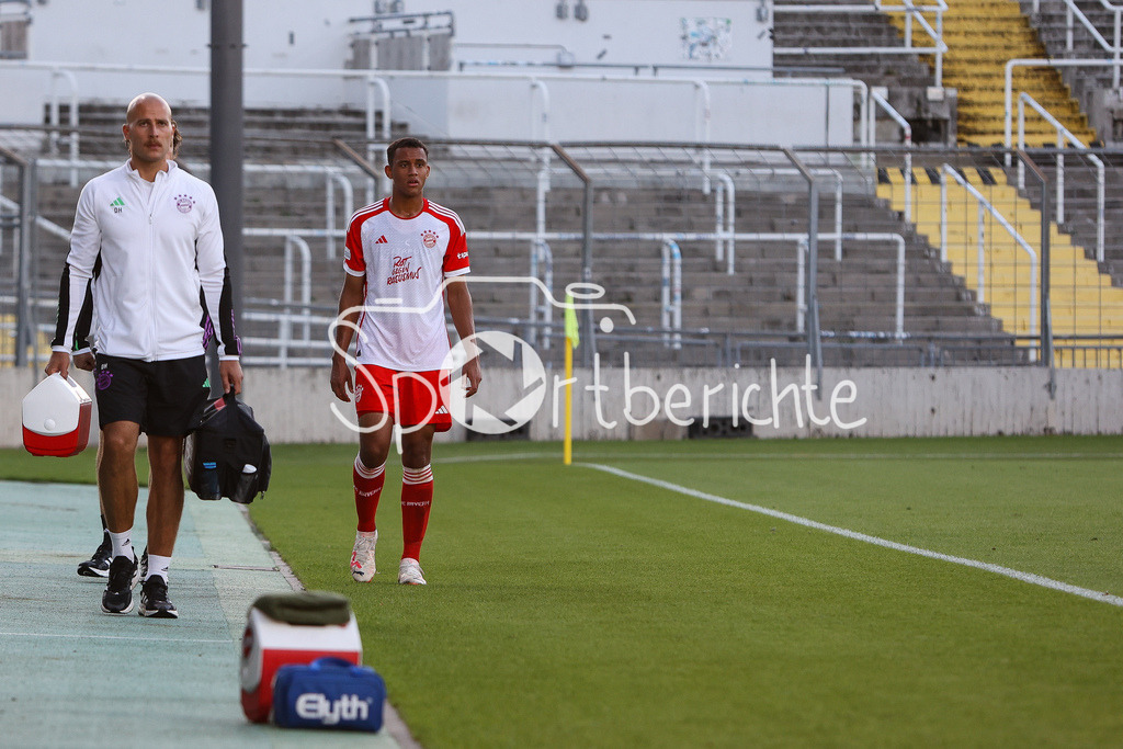 FC Bayern Amateure - FC Memmingen | der verletzte Tarek BUCHMANN (FCB #36) muss vom Platz