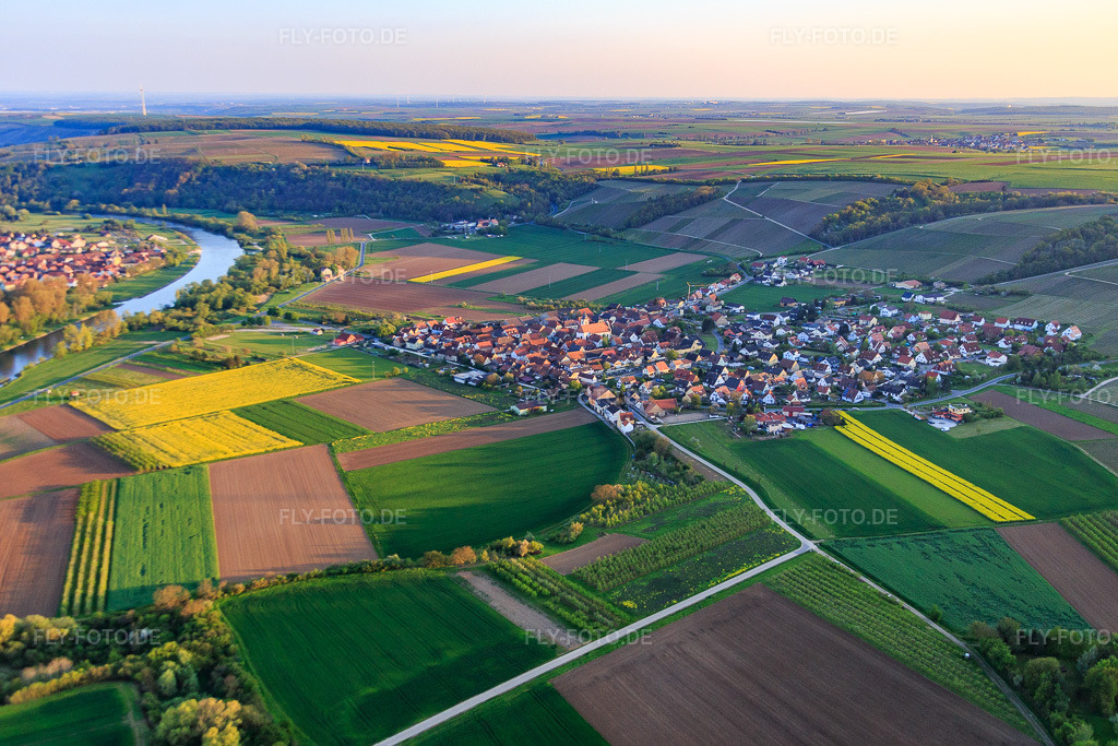 Luftbild: Winzerdorfansciht aus Norden zwischen Rebbergen und Main im Ortsteil Untereisenheim in Eisenheim im Bundesland Bayern in Deutschland. Foto: IMG_087872.jpg vom 05.05.2016 durch Werner Riehm/FLY-FOTO.de