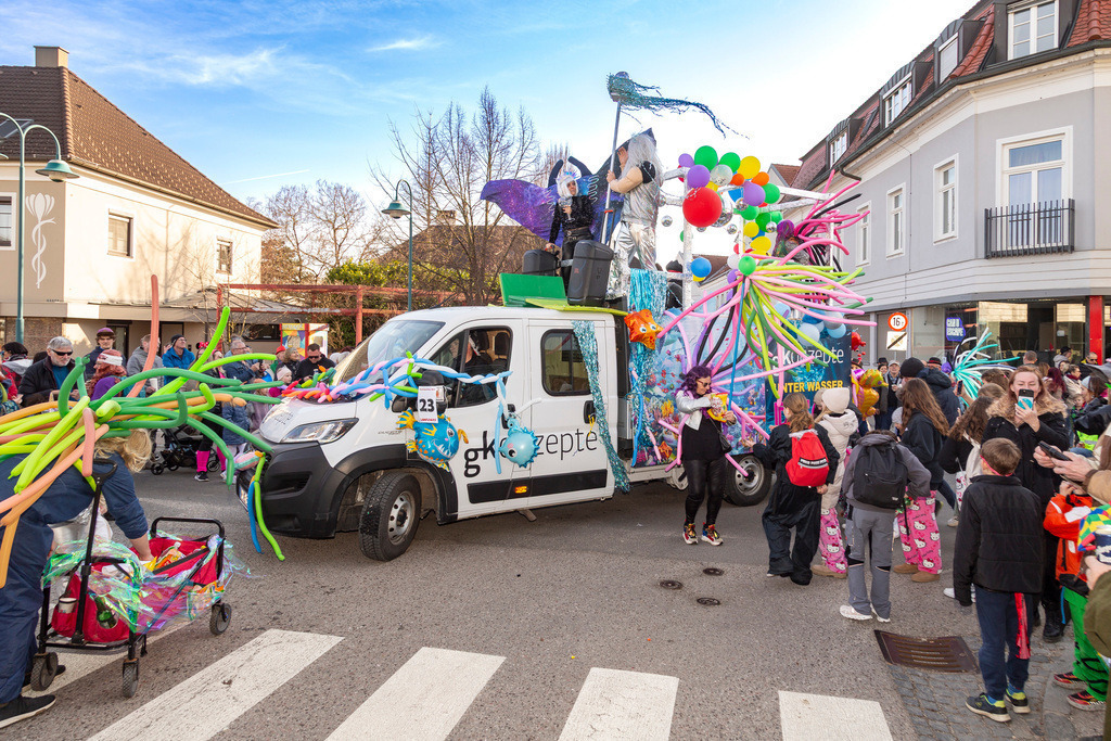 Umzug2025-215_9928 | Fotostrecke: FASCHINGSUMZUG 2025 in Loosdorf. 22 Masken(gruppen)-Teilnehmer: Loosdorfer Vereine, Wirtschaftstreibende, Gemeindeabordnungen sowie Kreditinstitute. rund 700 Besucher entlang der Hauptstrasse. Veranstaltungs-Sicherung durch Mannschaft der FF-Loosdorf mit schwerem Gerät. Maskenprämierung am EKZ-Platz durch Bgm. Thomas Vasku in den Kategorien: Bester Festwagen (Fa. gkonzept-Groissenberger; Beste Personengruppe-ASK-Loosdorf; Beste Einzelperson; Weiteste Anreise-FF Schollach;