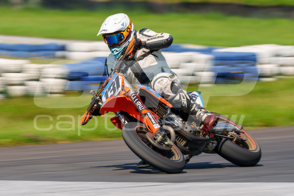 G-Cup + Supermoto Staatsmeisterschaft + Hungarian Supermoto Championship | GRIPcapture steht für authentische Sportfotografie in Österreich – für Momente, die mehr sind als Geschwindigkeit oder Ergebnis. Es geht um Emotion, Spannung, Fokus und den Augenblick, der oft nur einen Wimpernschlag dauert.Ob Motorsport, Teamsport oder 