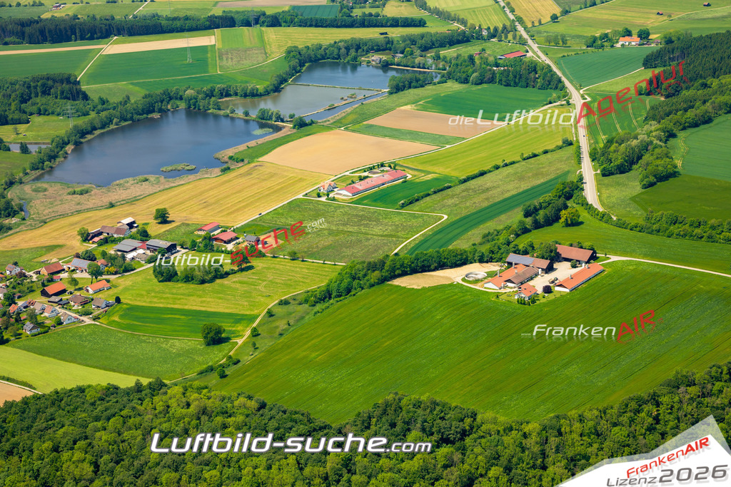 Das Luftbild zeigt Unggenried Mindelheim - Die Luftaufnahme wurde 2023 vom UL-Flugzeug aus erstellt ( keine Drohne ) - Hochauflösende Luftaufnahme - Für grossformatige Ausdrucke geeignet. Die Geschenkidee !Mit Lizenz und Bildrechte bestellbar