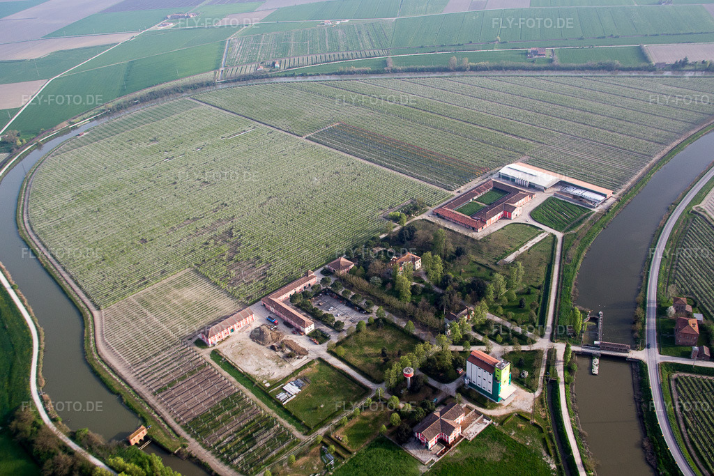 Luftbild: Ortsansicht in Lodigiana im Bundesland Emilia-Romagna in Italien. – Foto: IMG_087331.jpg vom 05.04.2016 durch Werner Riehm/FLY-FOTO.de – Auflösung des Originals: 4826 x 3218 px