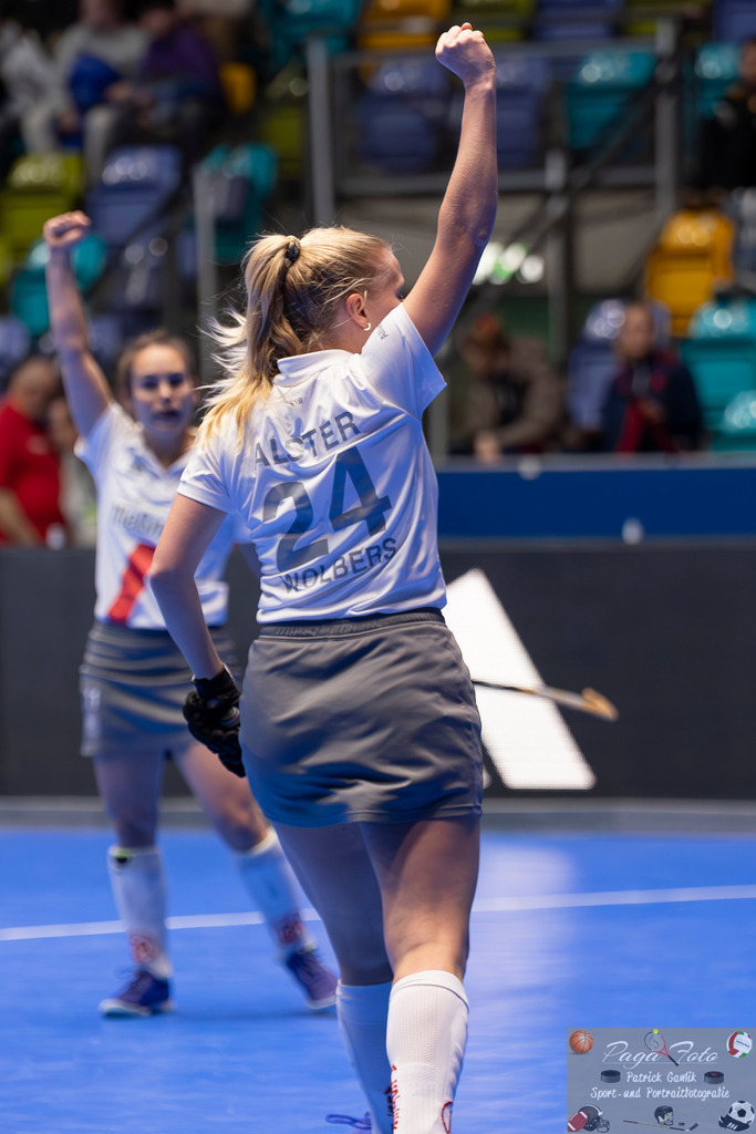 Volvo E.R.B. Final 4 Halbfinale Frauen: Der Club an der Alster - Berlienr HC, 25.01.2025 | .a224. streckt den arm in die Höhe, Der Club an der Alster - Berlienr HC, Frankfurt, Süwag Arena, 25.1.2025 - Realisiert mit Pictrs.com