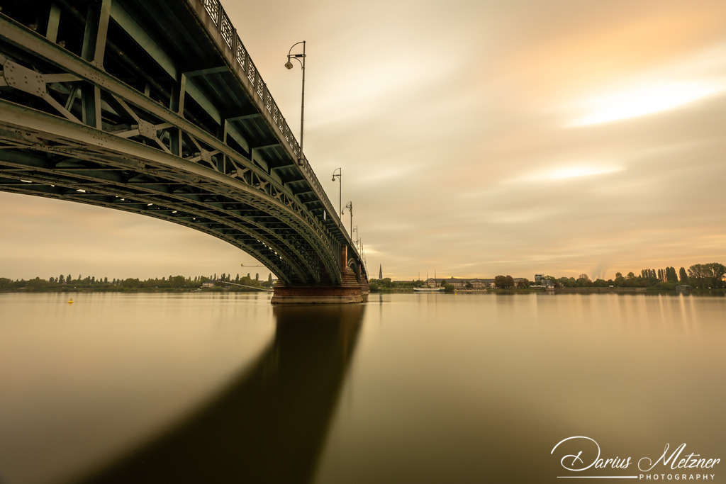 Die Theodor-Heuss-Brücke in Mainz | Die Theodor-Heuss-Brücke in Mainz als Langzeitbelichtung