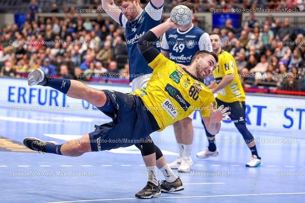 BHC16112501047 | 16.11.2025, Handball, HBL, Bergischer HC - Rhein-Neckar Löwen, Mitsubishi Electric HALLE Düsseldorf: Jannik Kohlbacher (Rhein-Neckar Löwen #80) wirft den Ball auf das Tor 