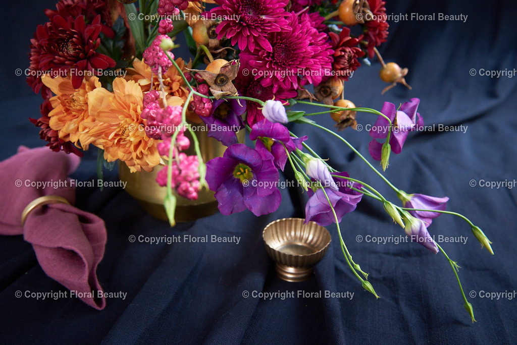 Rot-oranger Strauß aus Nelken und Chrysanthemen | Onlineshop für hochwertige Wandbilder. Bei uns findet ihr selbstgestaltete Blumenmotive. Das perfekte Geschenk, als Praxisdeko oder die eigene Wohnung. Alle künstlerischen Blumenfotos sind auf Leinwand, FineArtPrint, Kunstdruck und vielem mehr zu erwerben - Realisiert mit Pictrs.com