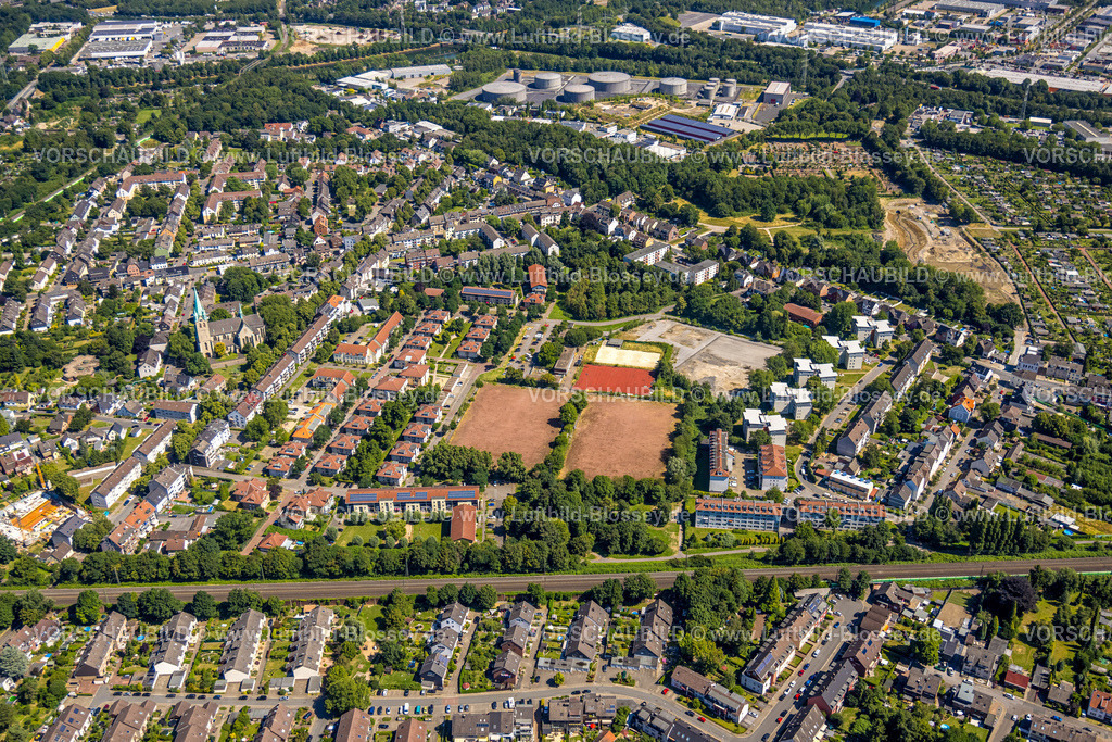 Essen230702656 | Luftbild, Brachfläche und Sportanlage Levinstraße, Hochhäuser Gerscheder Weiden, Gerschede, Essen, Ruhrgebiet, Nordrhein-Westfalen, Deutschland