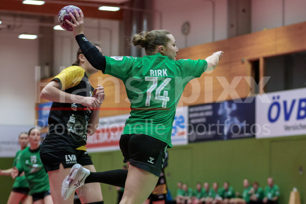 Handball, 2. Bundesliga Frauen, SV Werder Bremen - HC Rödertal | Mara Birk (SV Werder Bremen, 74) beim Wurf, am Ball, Spielszene, Aktion, Action