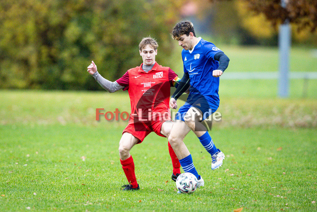 SG SV Eberfing/SV Söchering gegen MTV Berg II | Fußball Herren A-Klasse Gruppe 5 Zugspitze 2025/26 14. Spieltag, SG SV Eberfing/SV Söchering gegen MTV Berg II, 20251102,Zweikampf,2025-11-02 in Obersöchering (Sportplatz Obersöchering), Felix HOLLUNDER (MTV Berg II Kapitän 3), Hugo Andreu MORANT (SG SV Eberfing/SV Söchering 7)Copyright: WolfgangxLindner www.foto-lindner.de