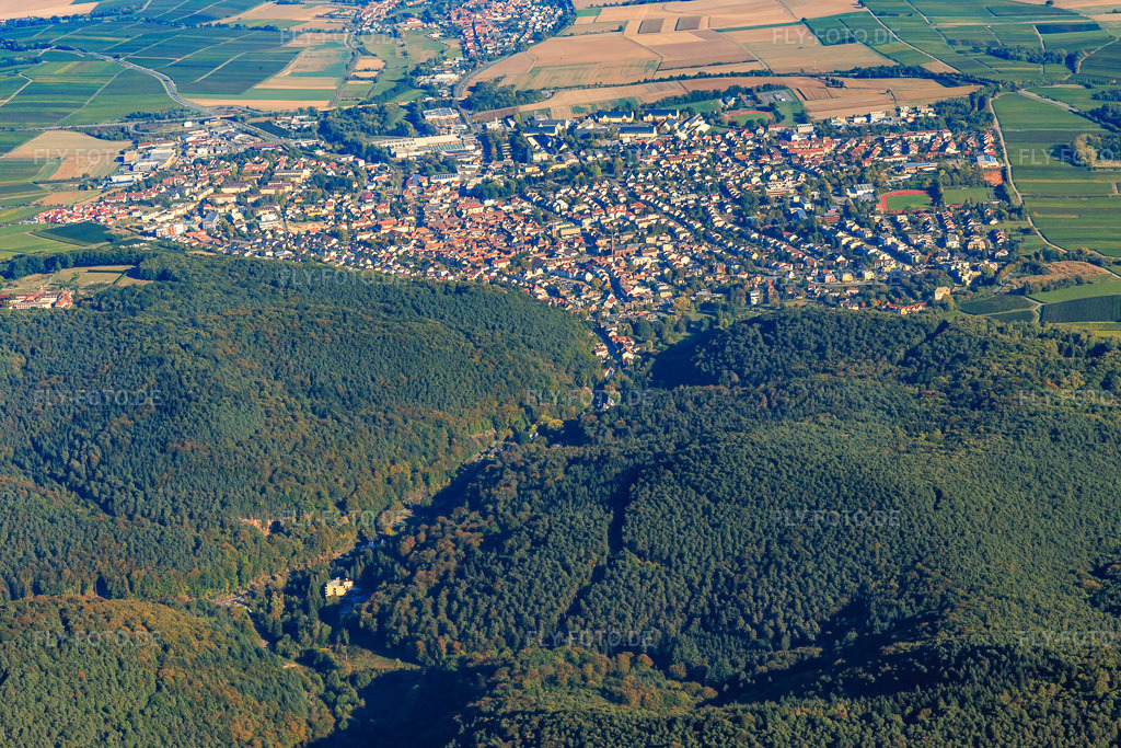 Luftbild: Stadtansicht aus Westen mit Kurtal in Bad Bergzabern im Bundesland Rheinland-Pfalz in Deutschland. Foto: IMG_095272.jpg vom 16.10.2016 durch Werner Riehm/FLY-FOTO.de